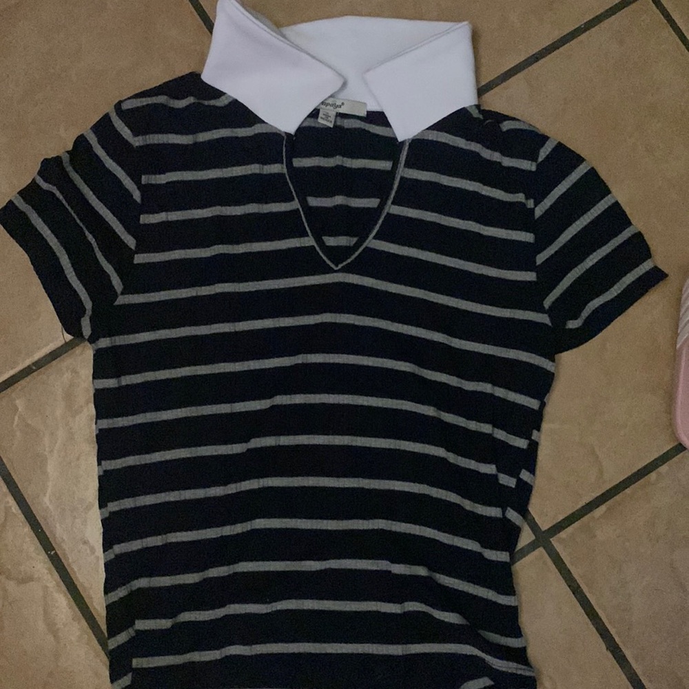The brand is Papaya and is the size small and has a white collar